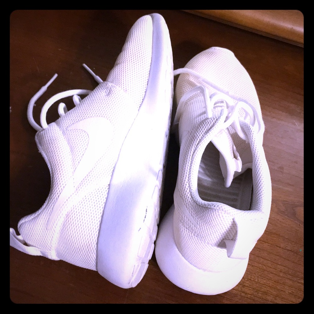 White nike roshes